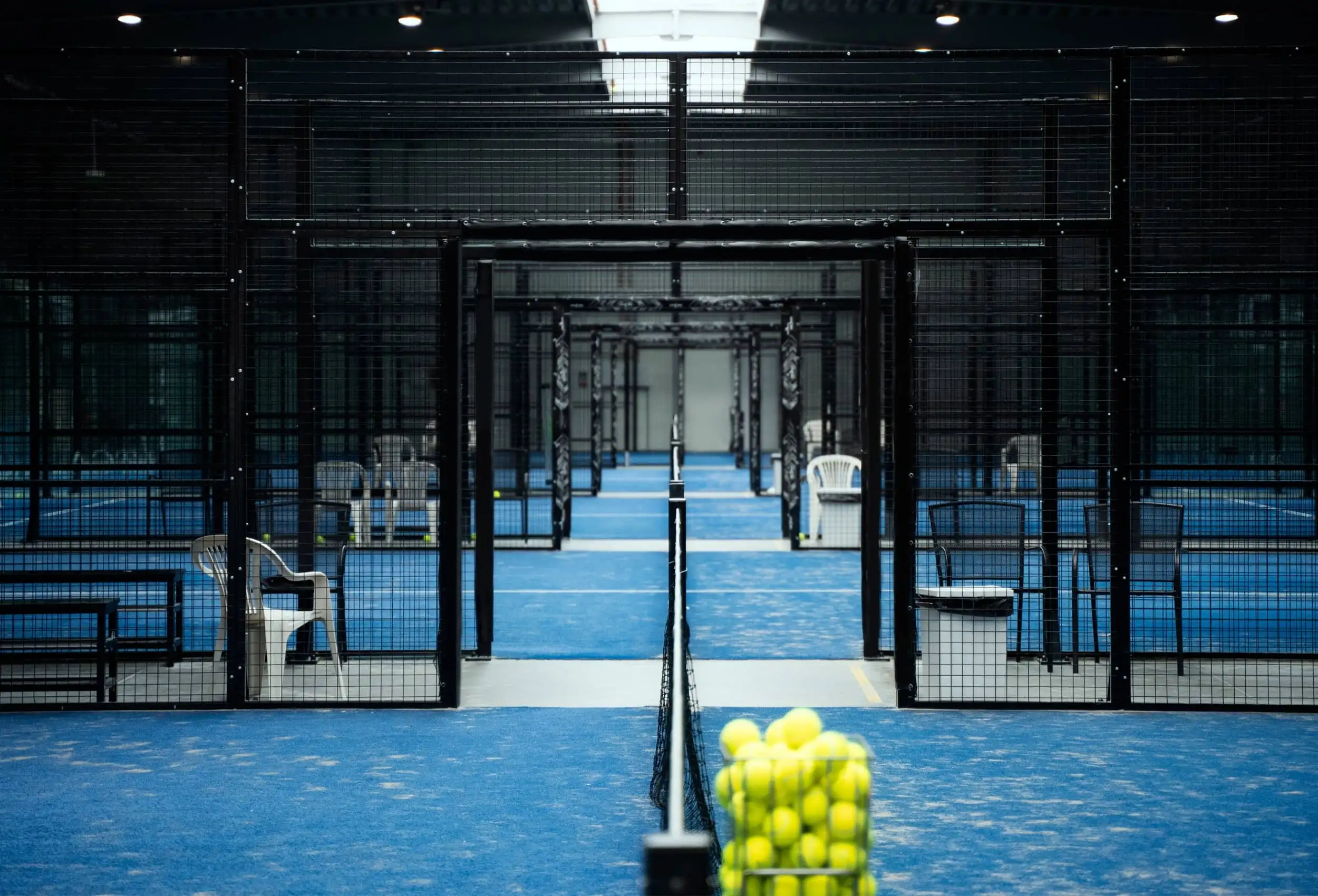 Padel Campus Spielerin auf einem Padel-Court