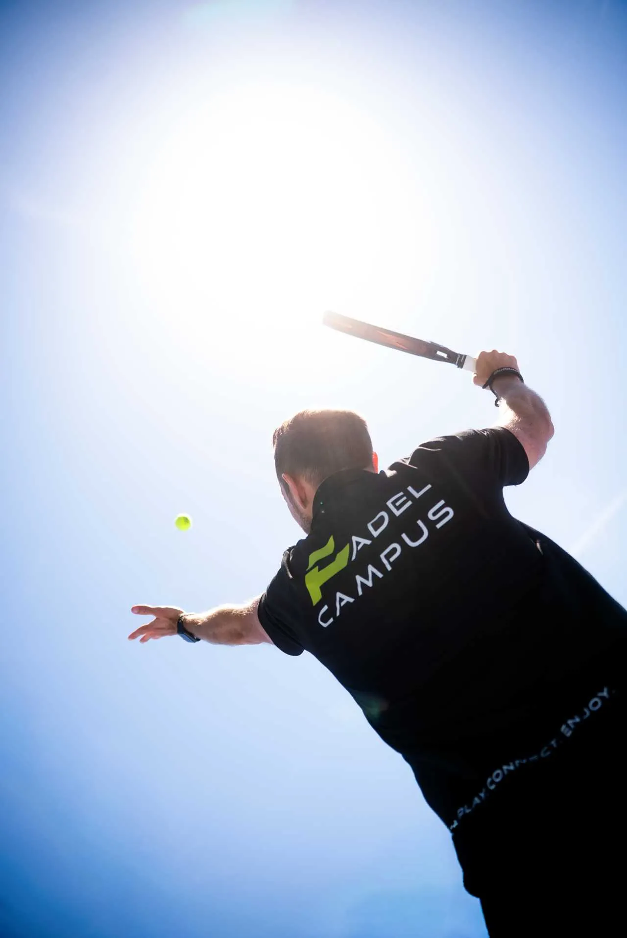 Padel Court mit Glaswänden von oben