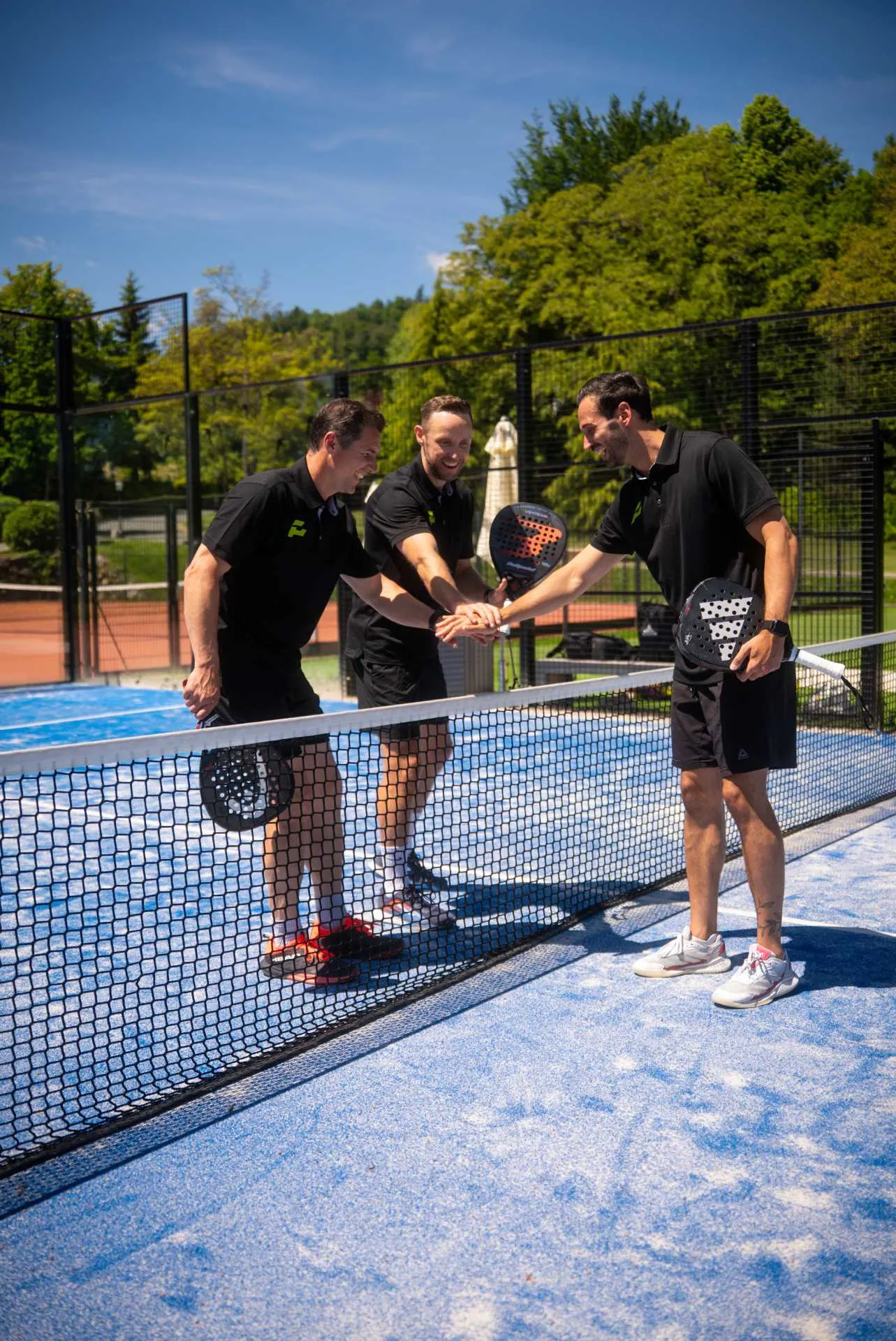 Padel Doppel – zwei Spieler am Netz