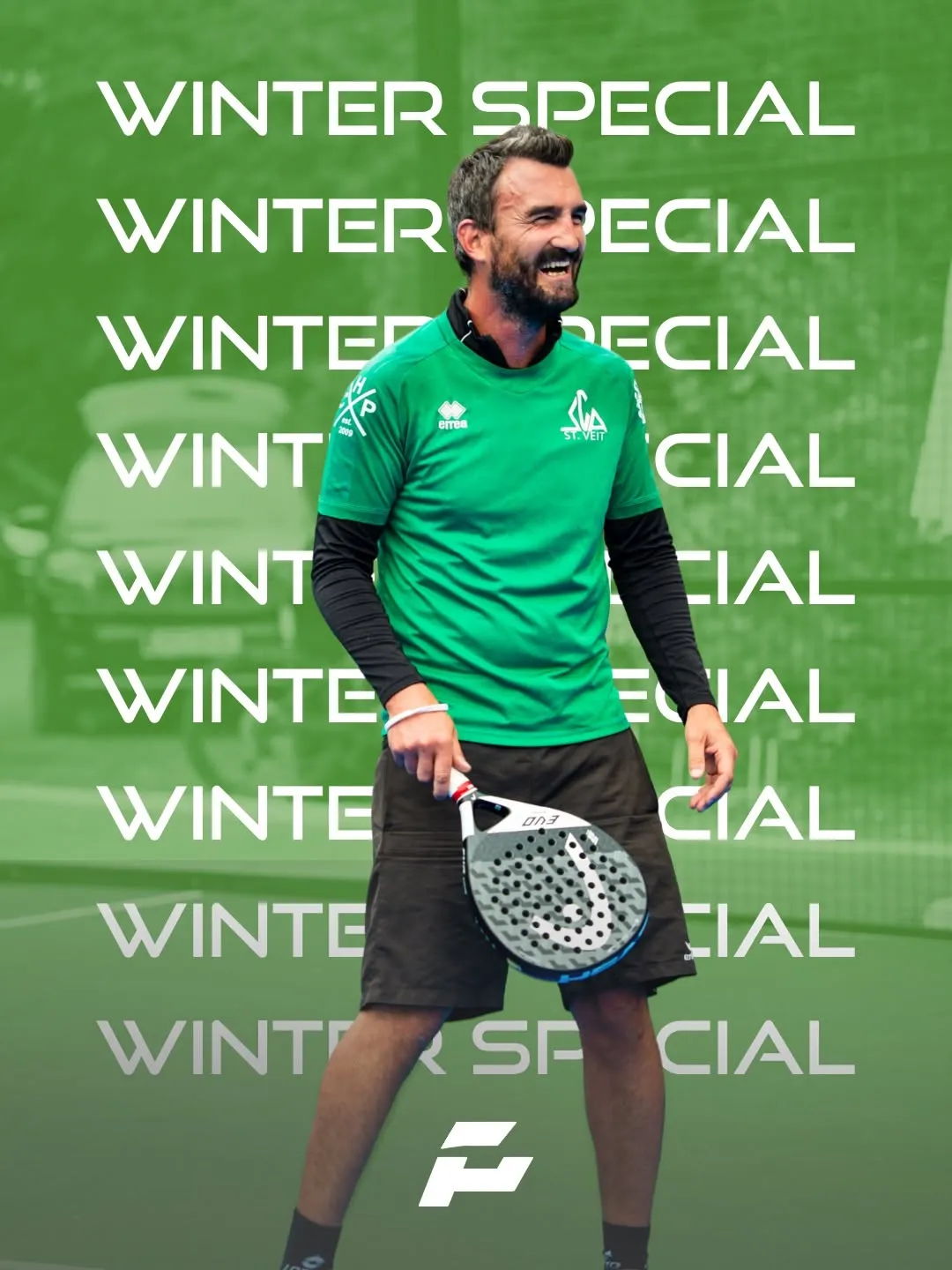 Padel-Trainer im grünen Padel-Campus-Shirt lacht mit dem Schläger in der Hand